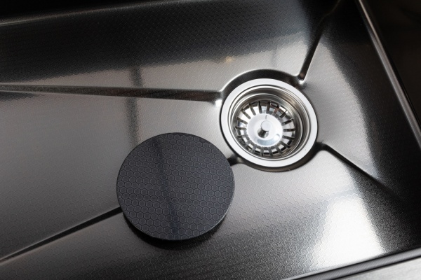 Мойка из нержавеющей стали Santegro 75 см STR7546BL комплект со смесителем графит